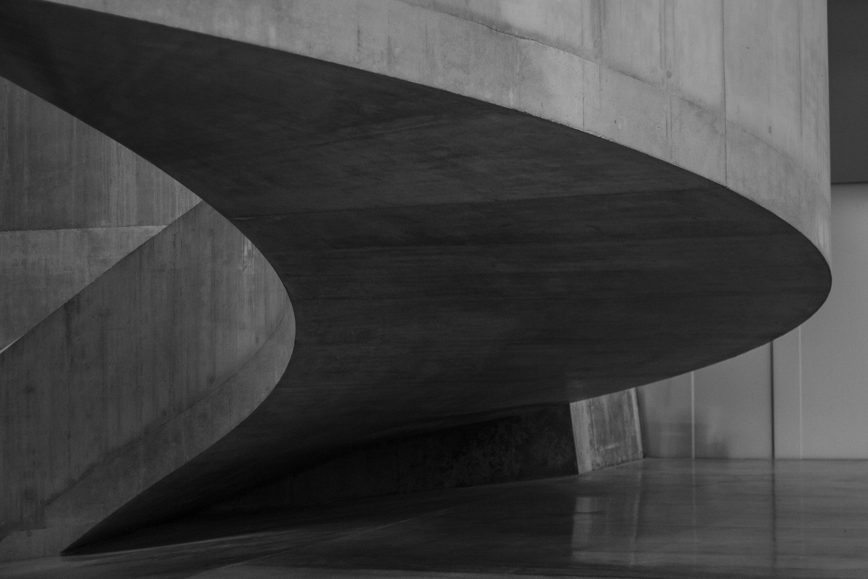 Geschwungene Betondecke in Schwarzweiss