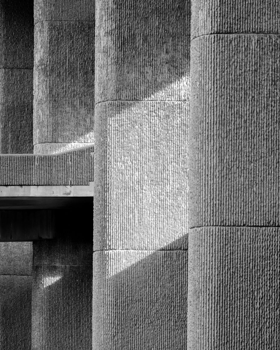 Graue Betonfassade mit Rillen in Schwarzweiss